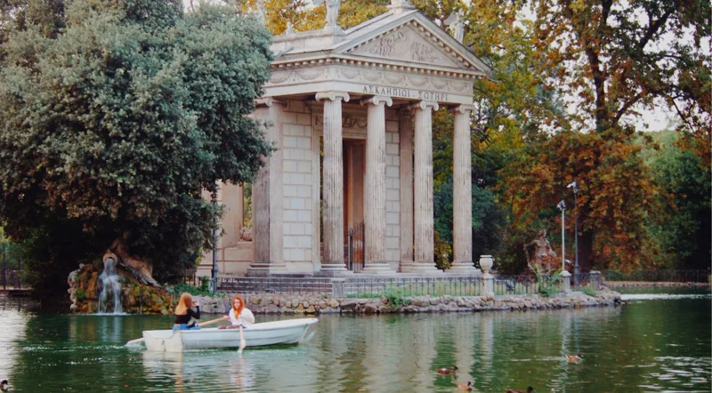 Tempio di Asclepio sul laghetto di Villa Borghese